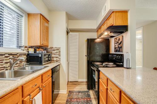 Walk to Pool and Lake Conroe Condo in Montgomery! in Montgomery, USA