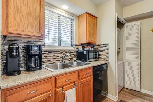 Walk to Pool and Lake Conroe Condo in Montgomery! in Montgomery, USA