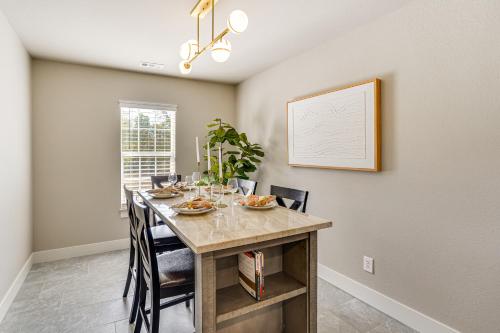 12 Mi to Dtwn Fayetteville Home with Fire Pit! in Springdale, USA