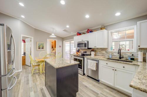 2 Mi to Beech Mtn Ski Resort Pet-Friendly Home! in Beech Mountain, USA