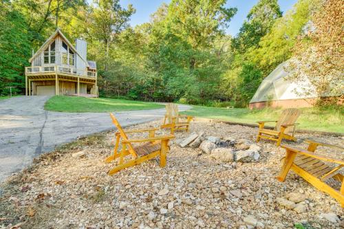 Furnished Deck and On-Site Creek Rae Valley Cabin in Flippin, Vereinigte Staaten von Amerika