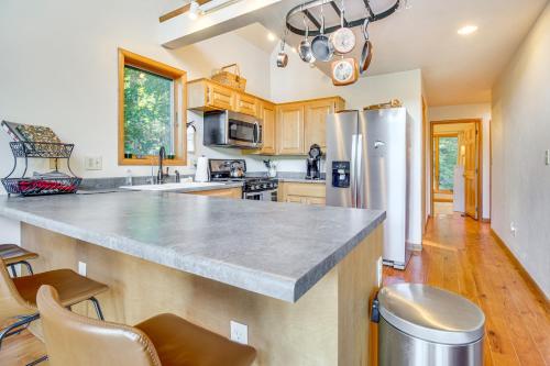 Furnished Deck and On-Site Creek Rae Valley Cabin in Flippin, USA