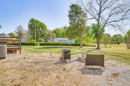 12 Mi to Dtwn Fayetteville Home with Fire Pit! in Springdale, USA