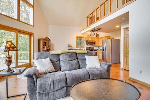 Furnished Deck and On-Site Creek Rae Valley Cabin in Flippin, USA