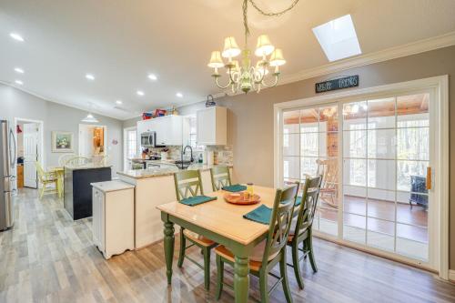 2 Mi to Beech Mtn Ski Resort Pet-Friendly Home! in Beech Mountain, USA