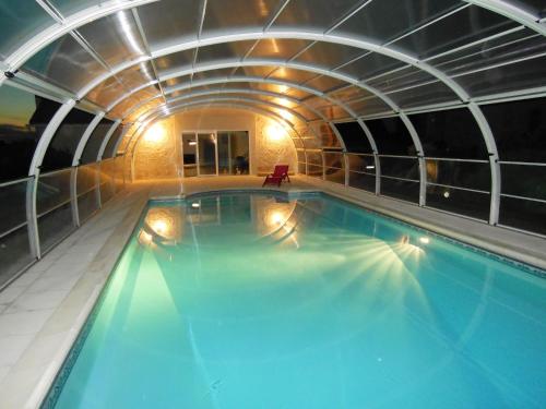Gîte de charme avec piscine couverte, proche Paris, nature et activités en Berry - FR-1-591-9 (Gite de charme avec piscine couverte, proche Paris, nature et activites en Berry - FR-1-591-9) in بويس