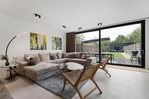 Modern & Spacious House with Wellness - Location, gîte - Courtrai