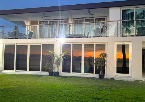 . Sunset Suite - Beach Front Estates