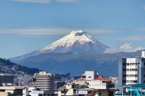 Suite Elegante, cómoda, vista increíble, en Centro Financiero Norte de Quito - ideal para profesionales, viajeros, turistas, con parqueadero, seguridad, generador eléctrico, ascensor