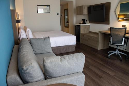 607019266 Holiday Inn Express Guadalajara Expo by IHG