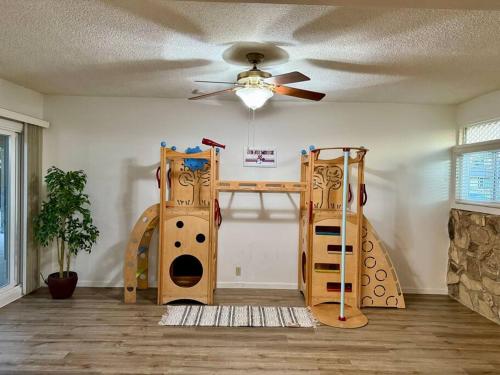 Near Disneyland with indoor playset kids love in Fullerton, Vereinigte Staaten von Amerika