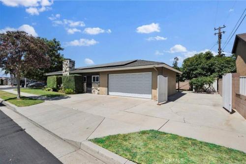 Near Disneyland with indoor playset kids love in Fullerton, USA