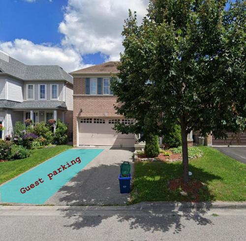 Cozy Home away in Ajax 2 BR 1 bath 4 guests in อแจค