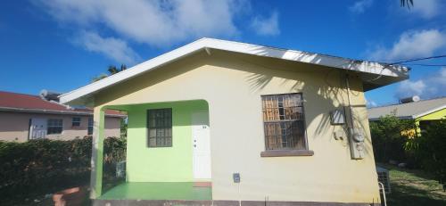 Belleview Cozy Cottage in Saint Martins