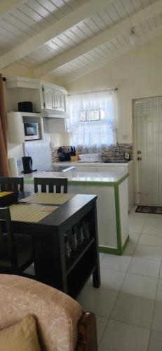 Belleview Cozy Cottage in Saint Martins