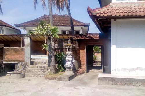 Entrance, Guest House Surya Ayu Permai Buleleng Mitra RedDoorz near Warung Bali 9