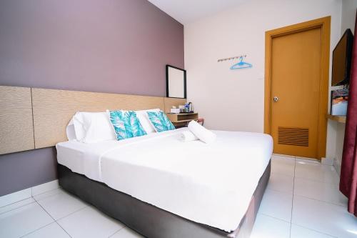 Swing & Pillows - PJ21 Petaling Jaya Swing & Pillows - PJ21 Petaling Jaya