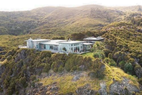 . XSPOT Cliff House apartment, secluded 4WD location