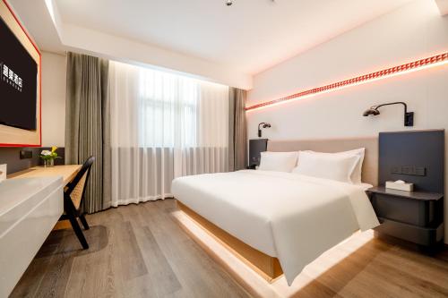 Standard Double Room room in XIAMEN ZHONGSHAN ROAD PEDESTRIAN STREET QULISTAR HOTEL