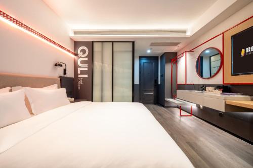Standard Double Room image 3