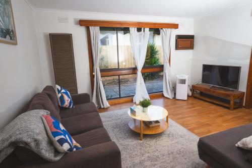 共用Lounge/電視區, Stay next to train station! Melbourne CBD 12 km! in 瑞斯維爾
