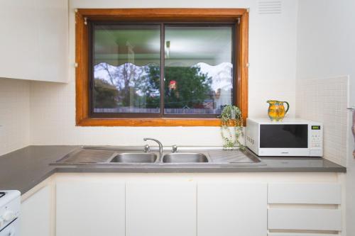 廚房, Stay next to train station! Melbourne CBD 12 km! in 瑞斯維爾