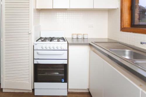 廚房, Stay next to train station! Melbourne CBD 12 km! in 瑞斯維爾