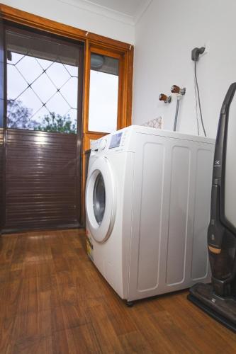 Stay next to train station! Melbourne CBD 12 km! in Reservoir