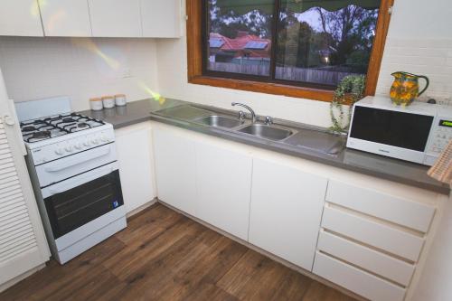 廚房, Stay next to train station! Melbourne CBD 12 km! in 瑞斯維爾