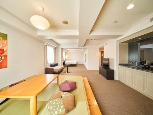 2 double beds, 1 sofa bed, 3 futon beds