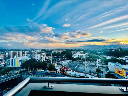 Luxury Apt Near Airport in Zone 11