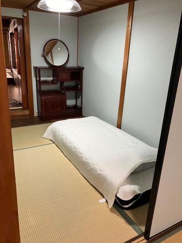 3 twin beds, 1 futon bed