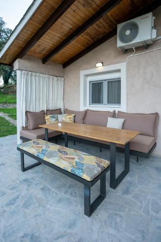 Skats, PLATS Traditional Living in Gefira Plaka