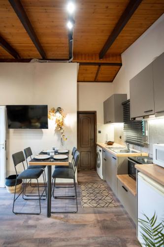 Iekārtas, PLATS Traditional Living in Gefira Plaka