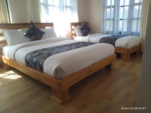 1 queen bed, 1 twin bed