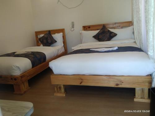 1 double bed, 1 twin bed