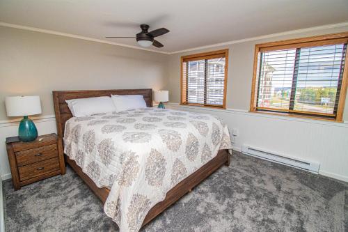 ML316 Stylish Modern Breathtaking Mtn And Trail View EZ Parking in Snowshoe, USA