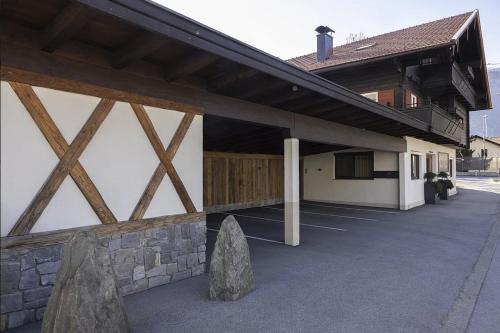 Apart Bogner in บริกซ์เลกก์