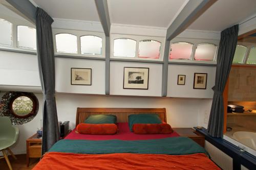 Amsterdam Center - Houseboat by Captain Ricard, Amsterdam (photo 6)