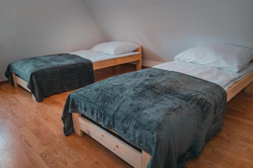 4 twin beds
