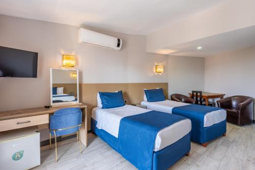 Family Suite with Balcony image 8