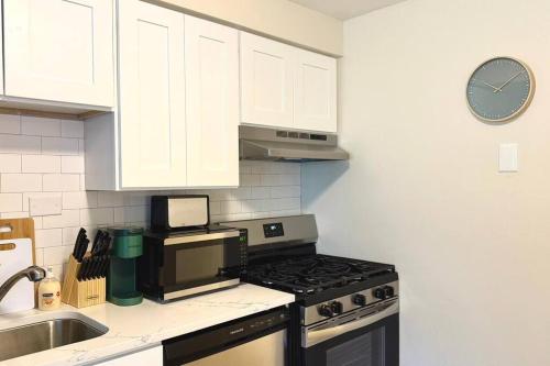 Sleek 1BR Getaway Ideal Spot Near OHare in Des Plaines, USA