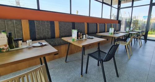 Restaurant, MINT Express Sandton View in Greater Melrose