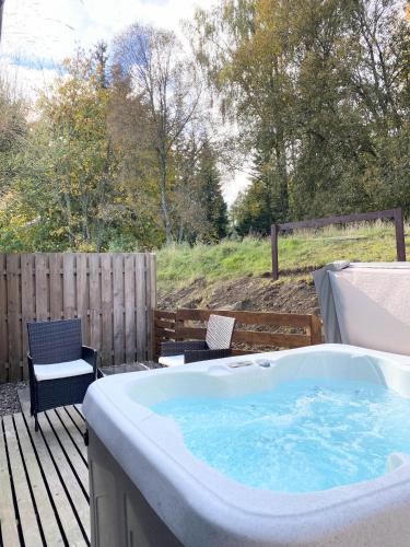 Kaoglen-Blossom-Hot tub-Cairngorms-Pet Friendly in 柯克邁克爾