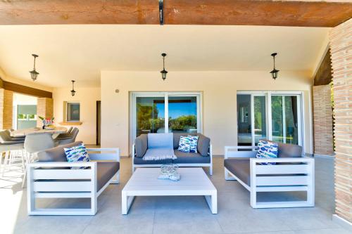 Villa Hibiscus - A modern villa for 10 guests in Adsubia