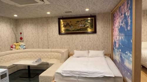 梟の宿 岛之内1号馆B1层 步行300m至道顿堀!徒步5分钟日本桥站! 心斋桥8分钟 黑门市场15分种徒步圈内 !中央区古风民宅2间房可住6人