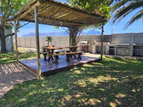 Pelican Accommodation Ottery Room Type - Five-Bedroom House