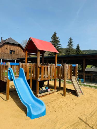 plac zabaw dla dzieci, Penzion&resort Na Kopečku (Penzion&resort Na Kopecku) in Adolfovice