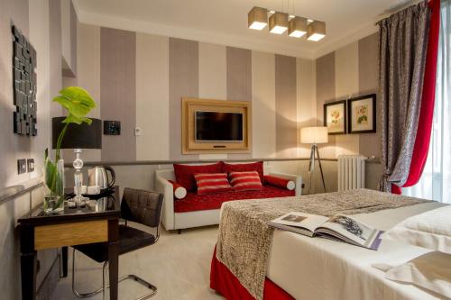 Royal Court Hotel - image 4