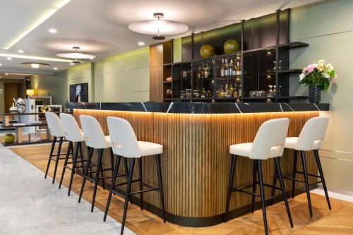 La Clef Tour Eiffel Paris by The Crest Collection - image 6